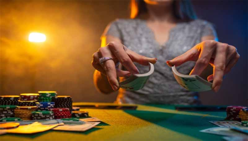 người chia bài trong casino gọi là gì