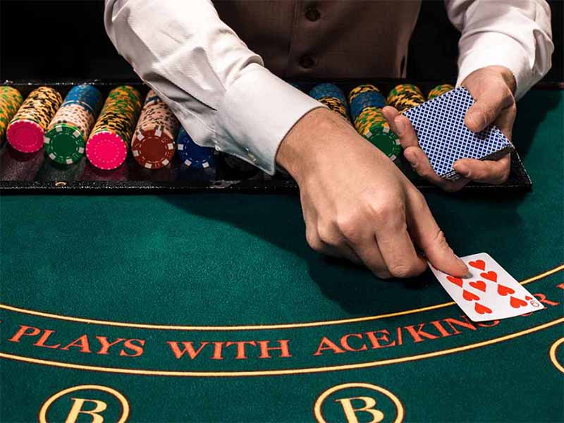 người chia bài trong casino gọi là gì